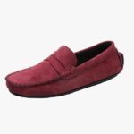 on voit sur un fond blanc un mocassin en daim synthétique pour homme de couleur bordeaux