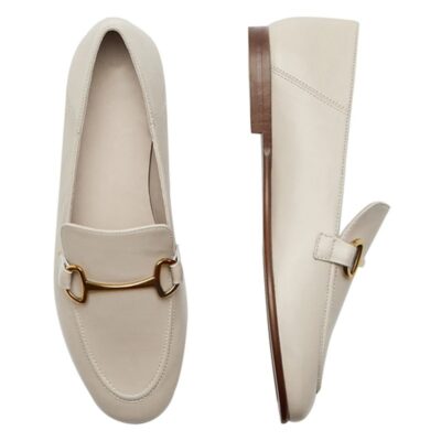 on voit sur un fond clair une paire de mocassin beige fins et légers en cuir véritable
