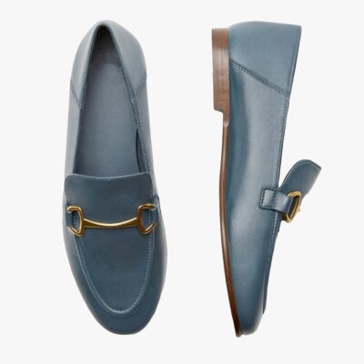 on voit sur un fond clair une paire de mocassin bleus fins et légers en cuir véritable