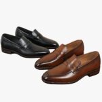on voit sur un fond marron deux pairs de mocassins habillés en cuir véritable pour homme, une paire est noire l'autre marron