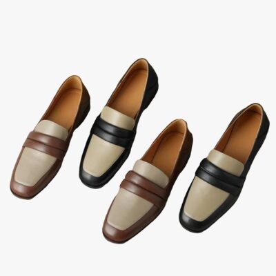 on voit sur un sol gris et marron deux paires de mocassins bicolores à talons carrés marron et noir pour femme en cuir véritable