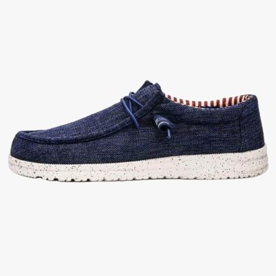 on voit sur un fond blanc un mocassin bleu en tissu pour homme