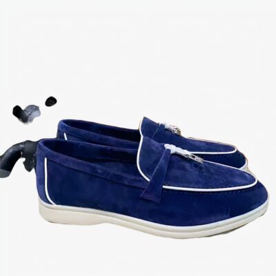 Paire de mocassins bleus en suédine posés sur une boite à chaussures