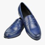 on voit sur un fond blanc une paire de mocassins bleus en cuir véritable pour homme