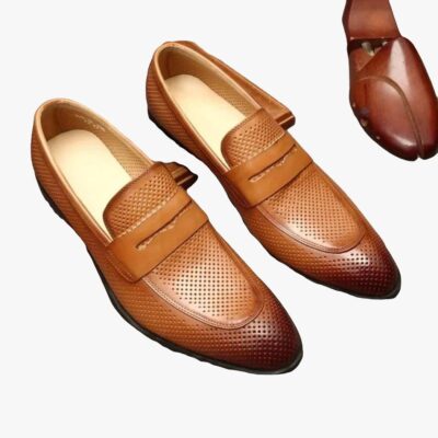 on voit sur un fond gris une paire de mocassins marrons à bout pointu en cuir véritable pour homme