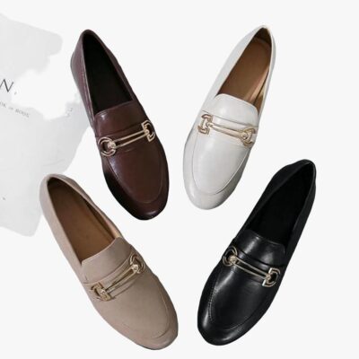 on voit sur un fond gris clair 4 mocassins élégants à talons carrés en cuir synthétique pour femme, chacun a une couleur différente, il y a blanc, noir, marron et beige.