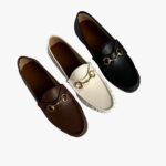 on voit sur un fond gris clair 3 mocassins souples en cuir véritable pour femme, un blanc, un marron et un noir.
