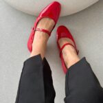 Mocassin ballerine en cuir vernis avec fine boucle sur le dessus du pied