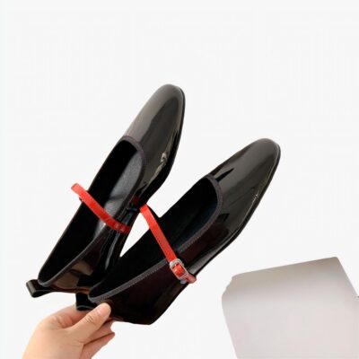 Mocassin ballerine en cuir vernis avec fine boucle sur le dessus du pied