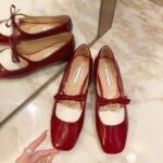 Mocassin mary janes à bout carré avec un petit nœud papillon qui passe sur la boucle au-dessus du pied