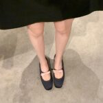 Mocassin mary janes à bout carré avec un petit nœud papillon qui passe sur la boucle au-dessus du pied