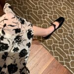 Mocassin mary janes à bout carré avec un petit nœud papillon qui passe sur la boucle au-dessus du pied
