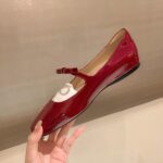 Mocassin mary janes à bout carré avec un petit nœud papillon qui passe sur la boucle au-dessus du pied