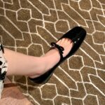 Mocassin mary janes à bout carré avec un petit nœud papillon qui passe sur la boucle au-dessus du pied