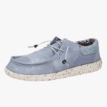 Mocassins en tissu bleu, des semelles blanches. Le tissu à l'intérieur est un tissu fleuri.