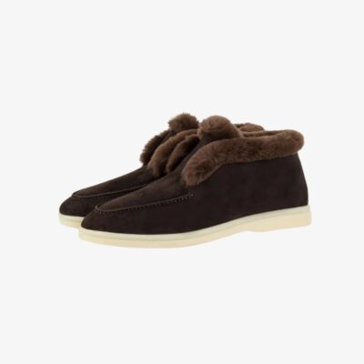 Mocassins en daim marron pour femme, doublés de fourrure synthétique marron pour un confort et une exceptionnelles. Ces chaussures montantes présentent un design sobre avec des coutures apparentes et une semelle blanche épaisse pour un look moderne et une bonne adhérence.