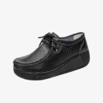 Mocassins pour femme en cuir noir, au design perforé pour une meilleure aération. Dotées de lacets pour un ajustement précis, ces chaussures élégantes sont équipées de semelles compensées noires offrant un bon maintien et un confort optimal tout au long de la journée.