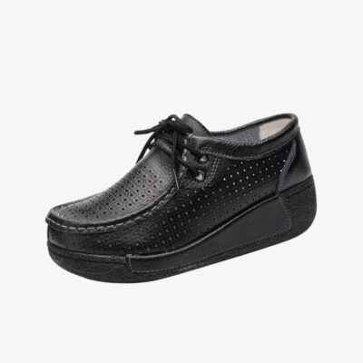Mocassins pour femme en cuir noir, au design perforé pour une meilleure aération. Dotées de lacets pour un ajustement précis, ces chaussures élégantes sont équipées de semelles compensées noires offrant un bon maintien et un confort optimal tout au long de la journée.