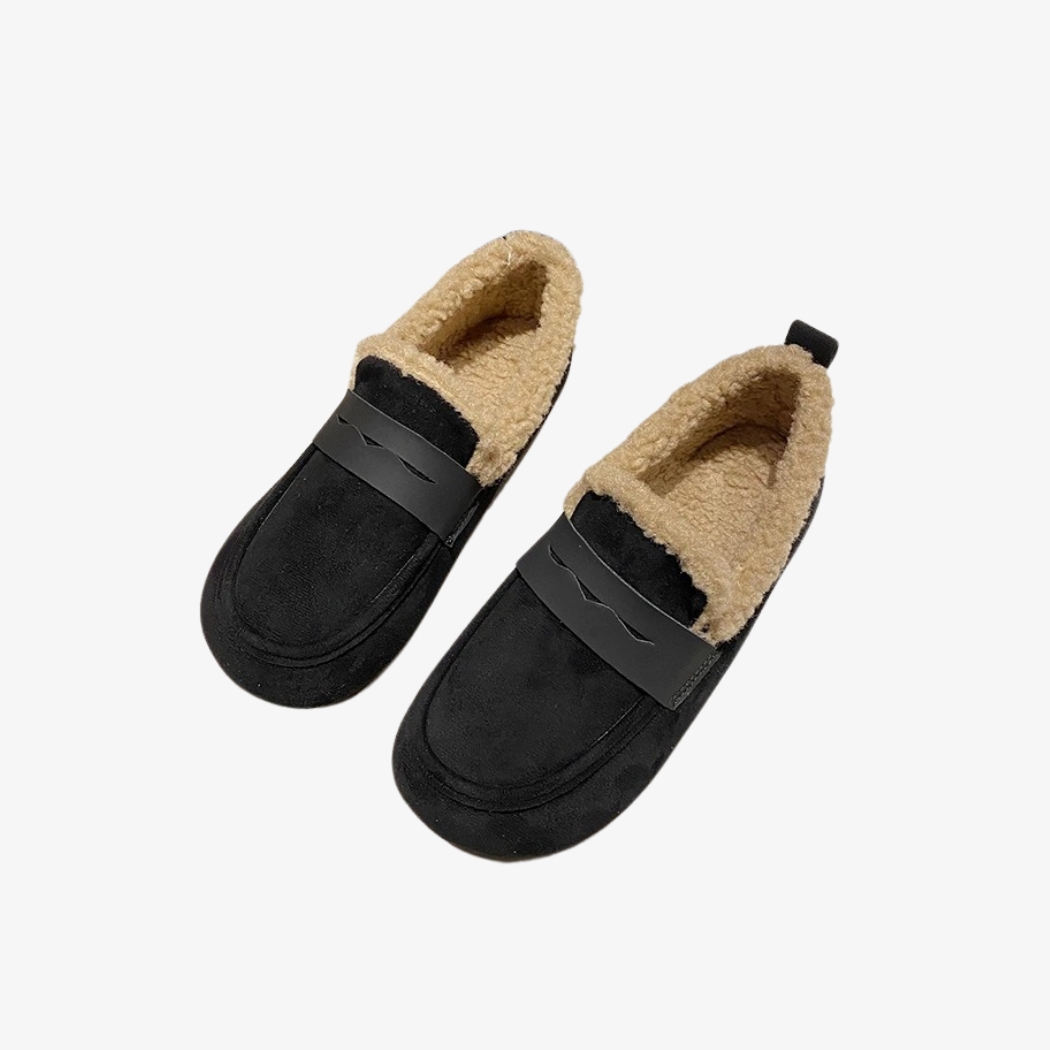 Mocassins d'hiver pour femme en daim noir, doublés de fourrure synthétique beige pour garder les pieds au chaud. Leur design élégant est rehaussé par une bande décorative noire sur le dessus. La semelle souple et robuste assure un confort optimal et une bonne adhérence par temps froid.