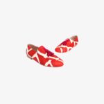 Mocassins pour femme rouge et blanc au motif graphique audacieux, ornés de glands décoratifs rouges sur le dessus. Ces chaussures plates allient originalité et confort, parfaites pour apporter une touche unique à une tenue décontractée ou chic.