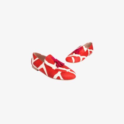 Mocassins pour femme rouge et blanc au motif graphique audacieux, ornés de glands décoratifs rouges sur le dessus. Ces chaussures plates allient originalité et confort, parfaites pour apporter une touche unique à une tenue décontractée ou chic.