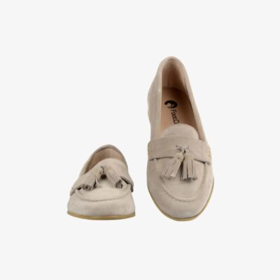 Mocassins pour femme en daim beige, ornés de glands décoratifs sur le dessus pour un style raffiné et intemporel. Ces chaussures à talons plats offrent un confort optimal et une allure élégante, parfaites pour un usage quotidien ou des occasions décontractées.