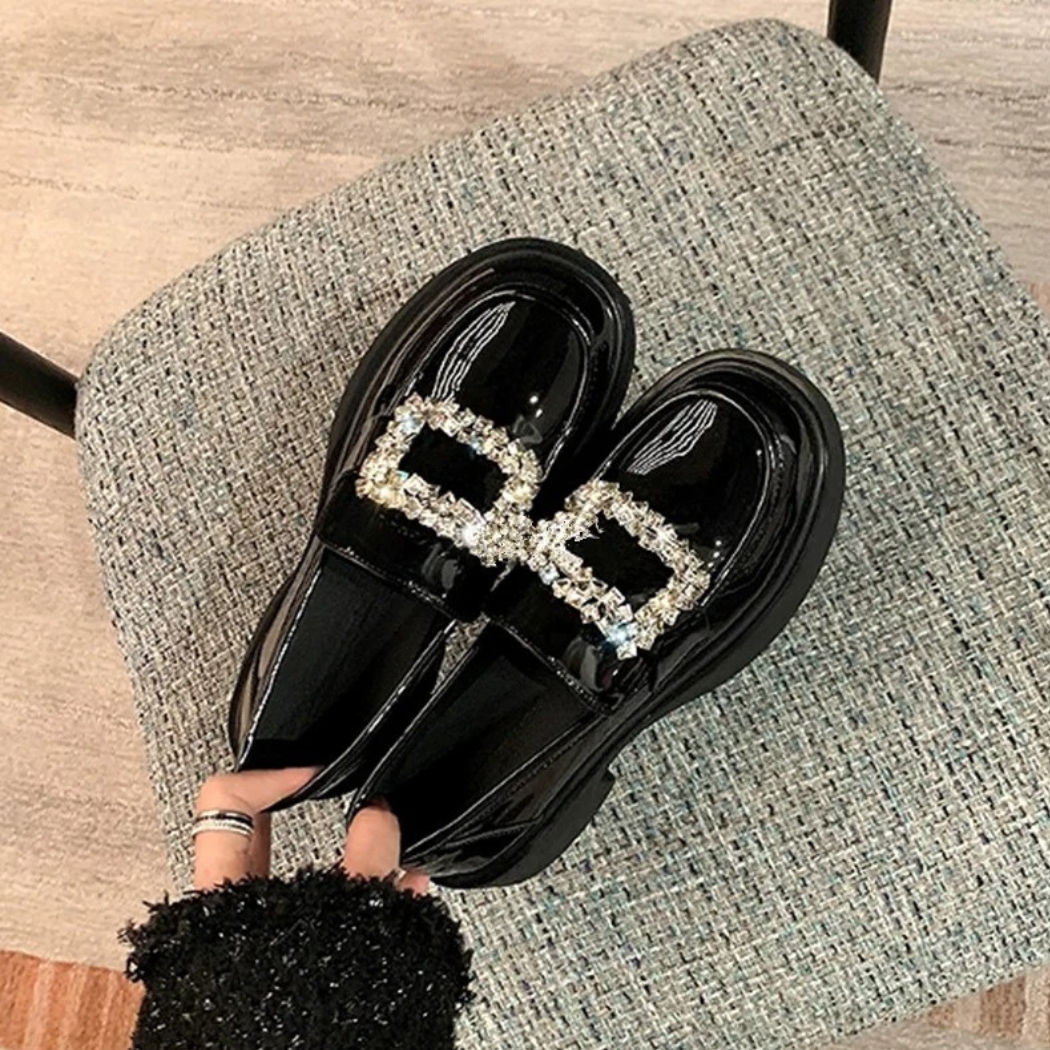 Mocassins noirs vernis avec boucle strass pour femme • Mon Mocassin