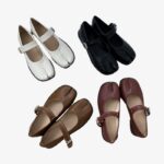 4 paires de mocassins ballerines Mary Jane Style Tabi sur un fond blanc