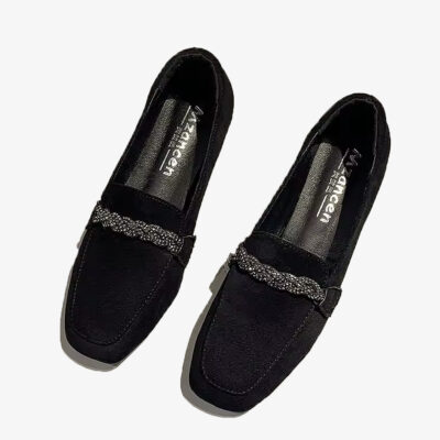 Mocassin en daim noir avec un chaine en strass