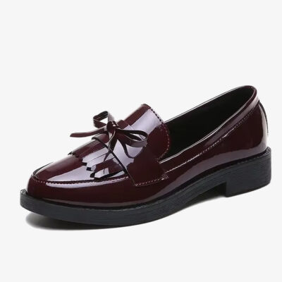 Mocassin vernis bordeaux a frange avec un noeud