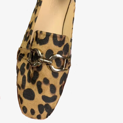 Mocassin leopard avec un detail metallique