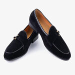 Paire de mocassin en daim elegant noirs poses l'un sur l'autre