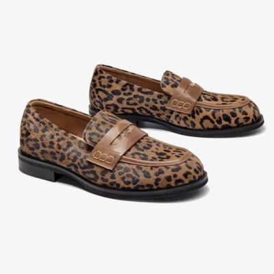 Paire de mocassin leopard en cuir avec une sangle sur le dessus du pied