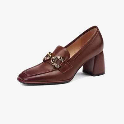 un mocassin à talon en cuir style vintage pour femme de couleur marron sur un fond blanc uni