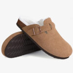 Paire de mocassin sabot fourre marron en daim, l'un sur l'autre