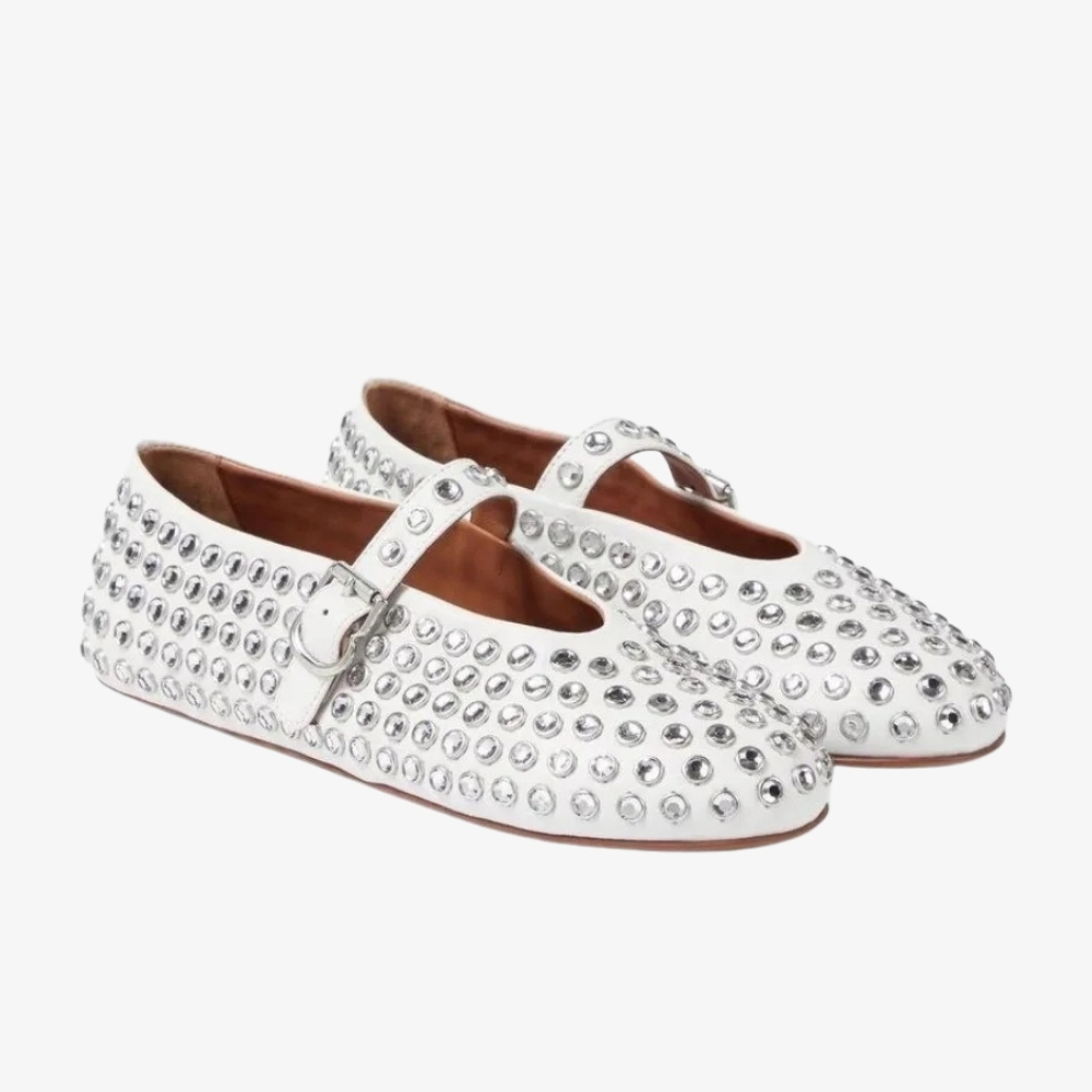 Mocassin ballerine de couleur blanche avec des cristaux, une bride façon Mary Jane, sur fond gris