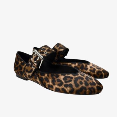 Mocassin ballerine imprimé léopard avec une maxi bride, sur fond gris