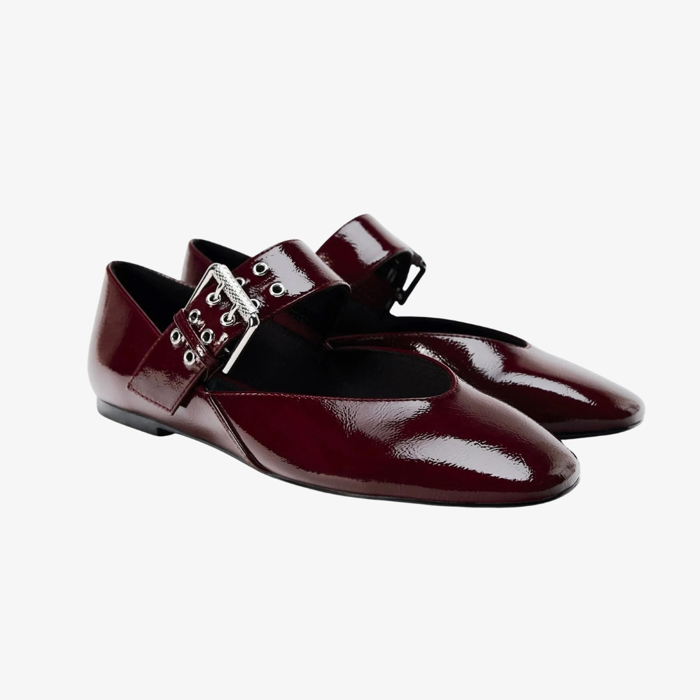 Mocassin ballerine en vernis bordeaux style vintage, avec une maxi bride, sur fond gris