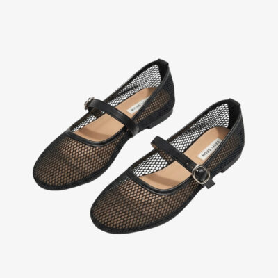 Mocassin ballerine filet pour femme de couleur noire, avec une bride sur le devant, sur fond gris