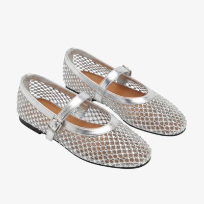 Mocassin ballerine filet argenté avec des strass, et une bride façon Mary Jane, sur fond gris