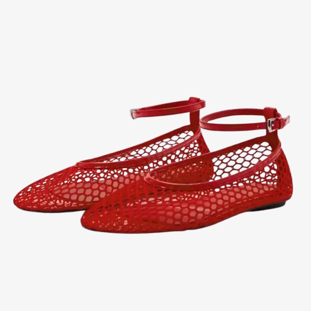 Mocassin ballerine filet rouge avec une bride à la cheville, sur fond gris