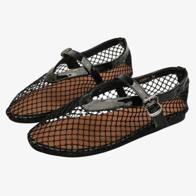 Mocassin ballerine filet noir avec une bride vernie façon Mary Jane, sur fond gris