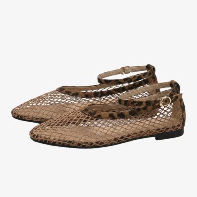 Mocassins ballerine à filet motif léopard, avec une bride à la cheville, sur fond gris