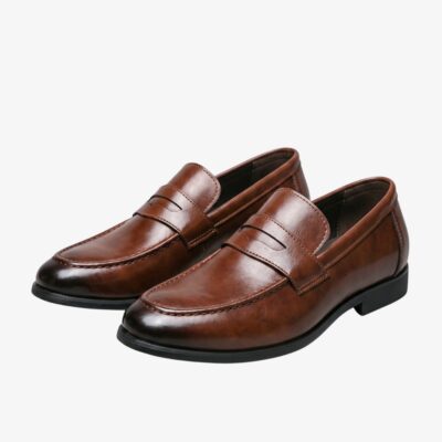 Mocassin en cuir patiné marron pour homme, style Penny Loafer, sur fond gris