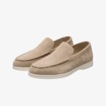 Mocassin pour homme façon slip on en daim beige avec la semelle blanche, sur fond gris