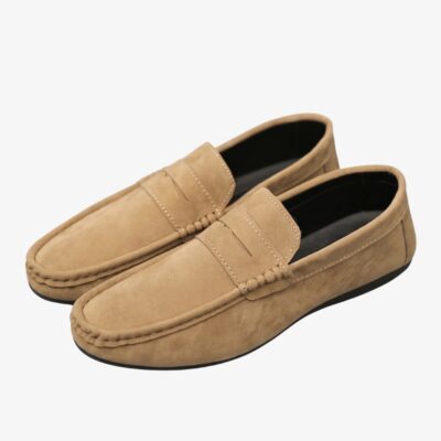 Mocassin en daim beige pour homme au style Penny Loafer, sur fond gris