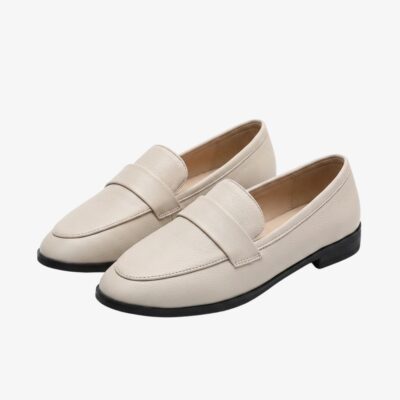 Mocassin élégant et minimaliste effet cuir blanc, sur fond gris