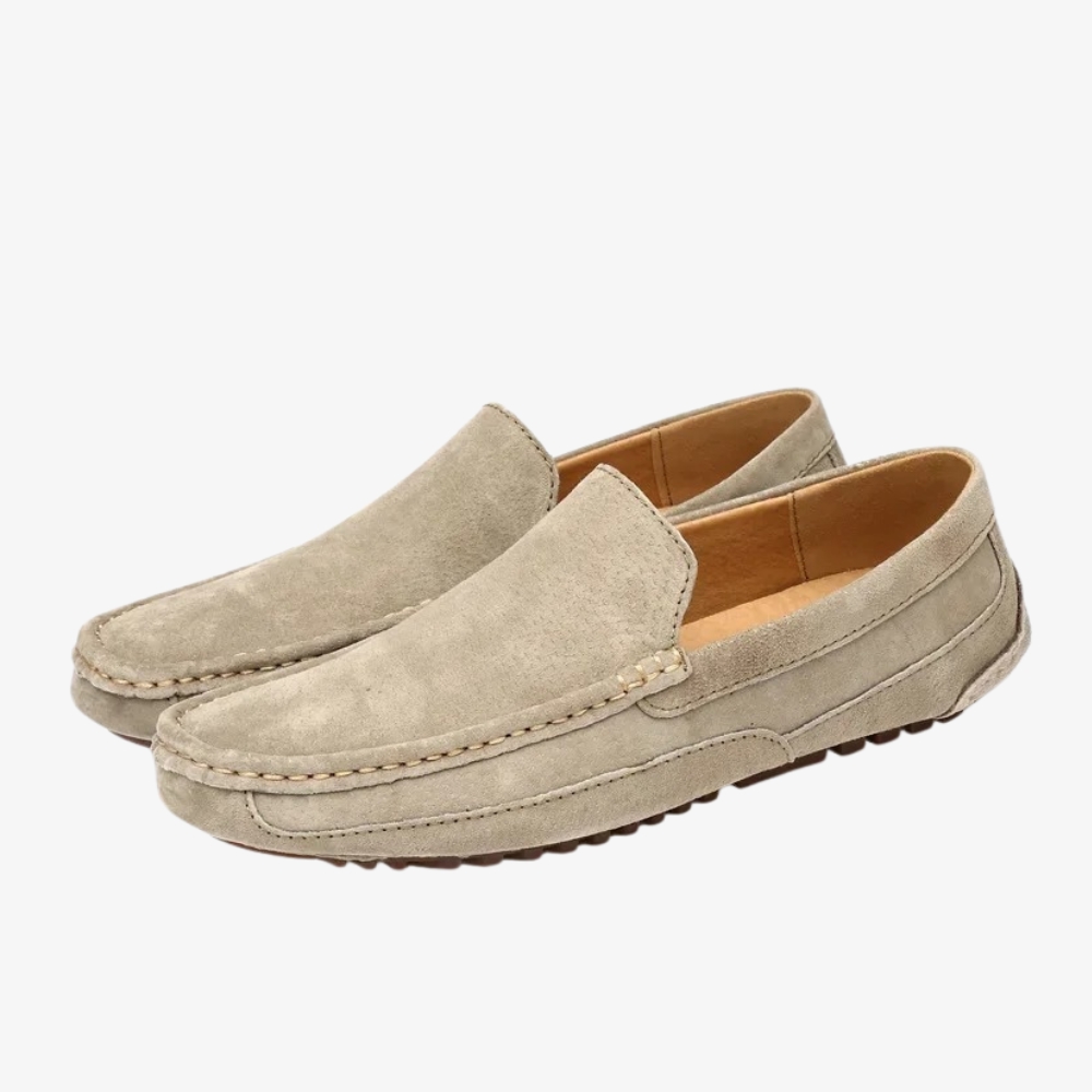 Mocassin en cuir suédé beige pour homme sur fond gris