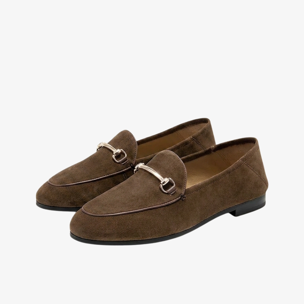 Mocassin en daim véritable marron avec un détail de mors métallique, sur fond gris
