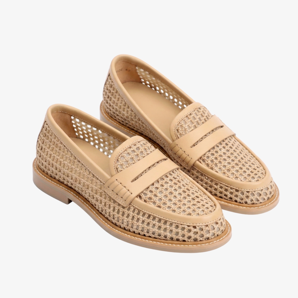 Mocassin en maille mesh et cuir beige pour femme, sur fond gris